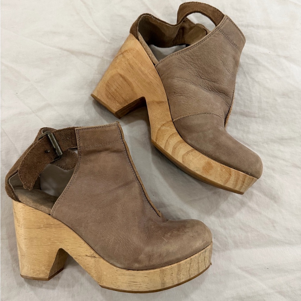 Stylish Tan Women's Heeled Clogs